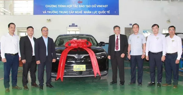 Lễ bàn giao xe điện VinFast VF8 phục vụ đào tạo ngành ô tô