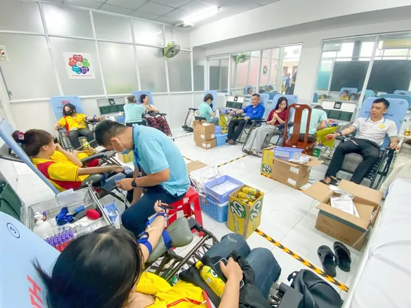 Học viên và giáo viên tham gia hiến máu tình nguyện