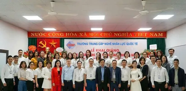 Cán bộ, giáo viên và học viên chụp ảnh chung trong lễ khai giảng