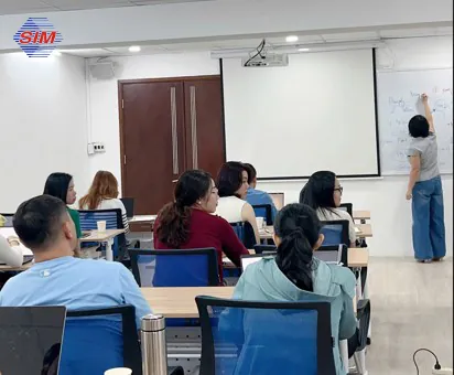Học viên trao đổi trong buổi đào tạo kỹ năng mềm