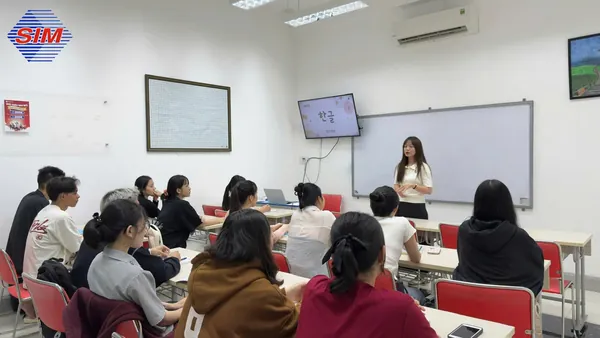Giảng viên đứng lớp trong giờ học tiếng Hàn