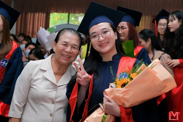Học viên nhận bằng tốt nghiệp và hoa chúc mừng
