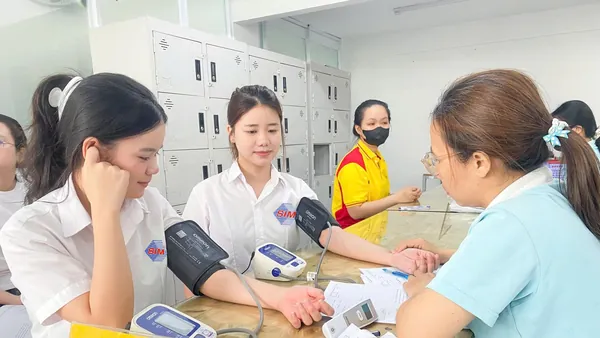 Học viên thực hành đo huyết áp trong giờ học chăm sóc sức khỏe