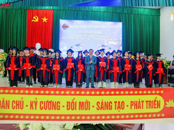 Học viên nhận bằng tốt nghiệp trong buổi lễ