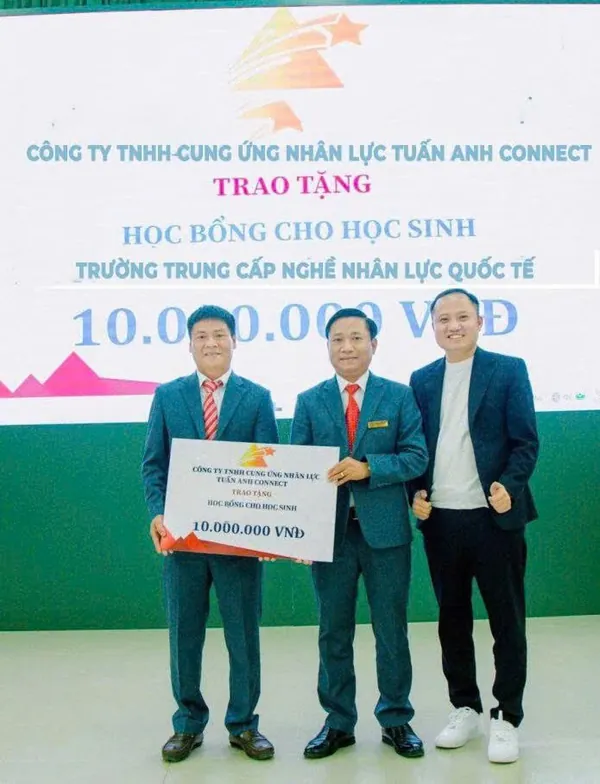 Trao bảng học bổng cho học viên tại lễ tốt nghiệp